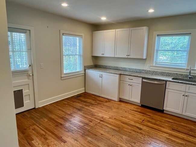 Building Photo - Pet Friendly Home with Fenced Yard in Sylvan Park, 3 Bedrooms/ 1 Bath, Minutes to the Greenway