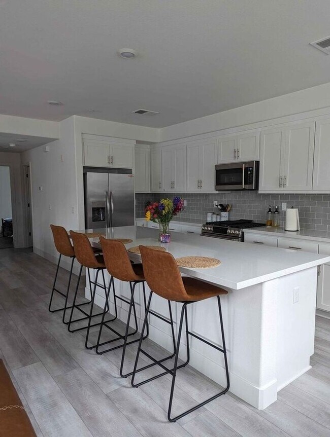 Building Photo - Fully furnished 2 Bedroom / 2 Bathroom new...