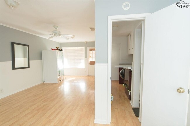 Foto del edificio - 2415 Ellingham