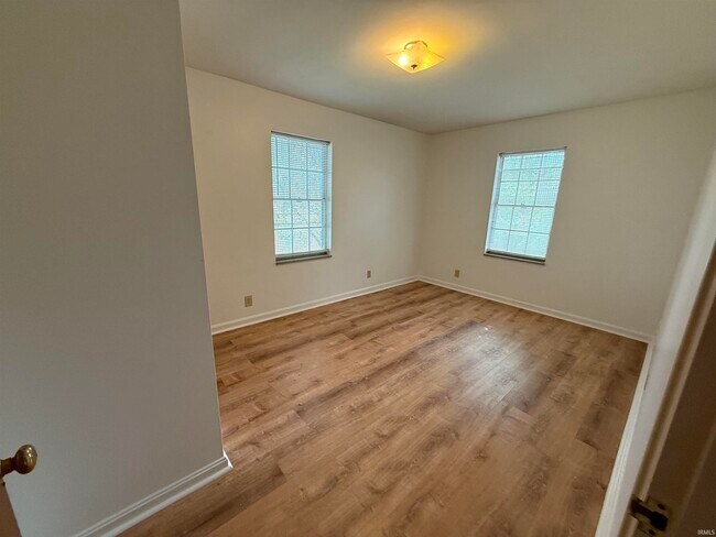 Foto del edificio - 665 St Mary's Dr