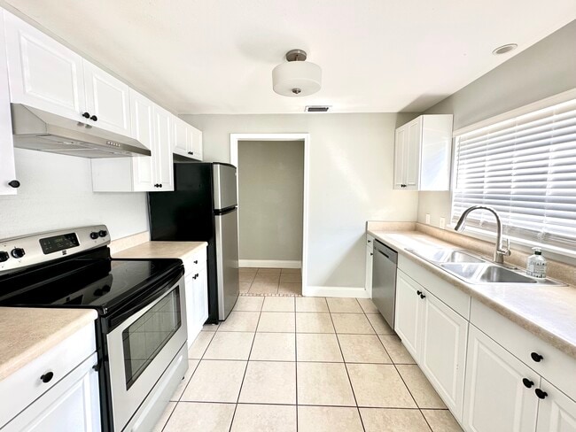 Kitchen - 2190 Hawthorne St