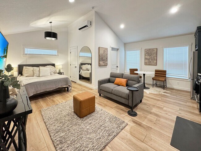 Building Photo - Modern Furnished 1-Bedroom Studio ADU in Prime Location