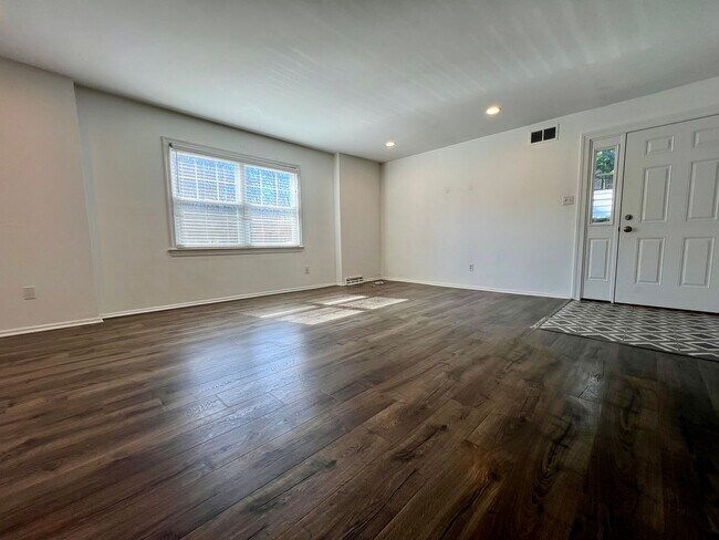 Foto del edificio - Gorgeous 3-Bedroom Home with Finished Basement in Havertown! Available NOW!