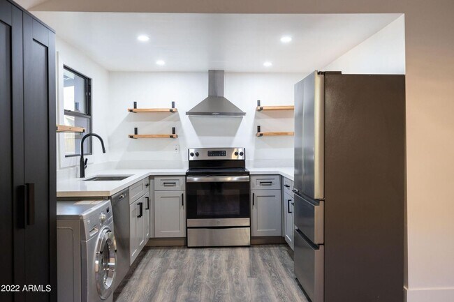 Building Photo - 326 N 17th Dr