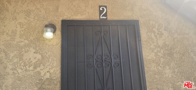 Foto del edificio - 2458 Normandie Ave