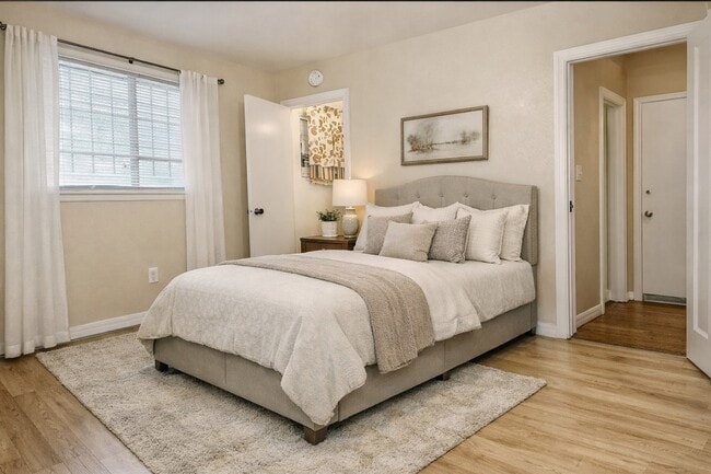 Foto del edificio - 10818 Long Gate Dr