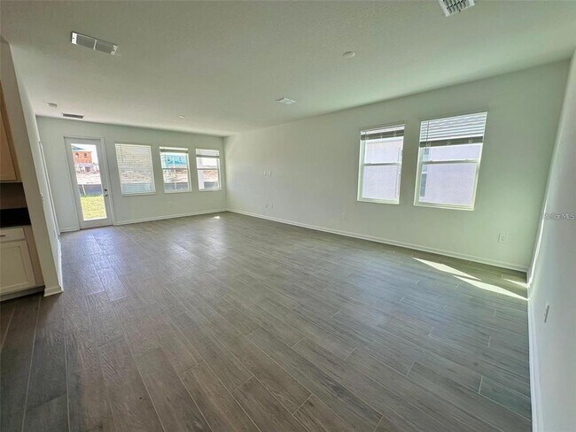 Building Photo - 2665 Armstrong Ave