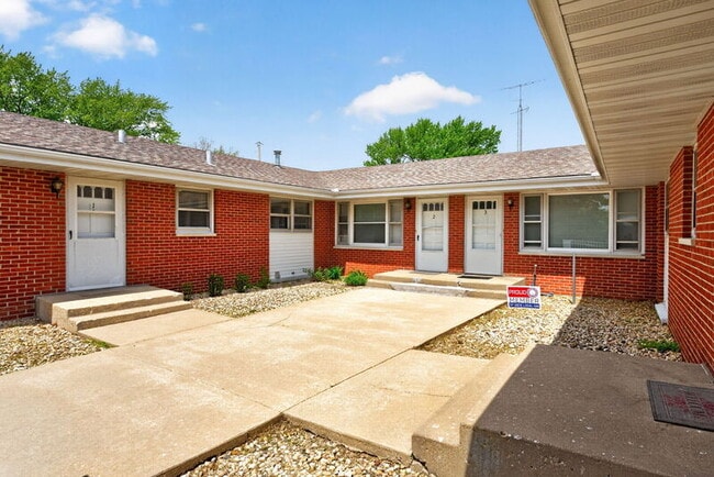 Building Photo - 5870 Garrett Ln