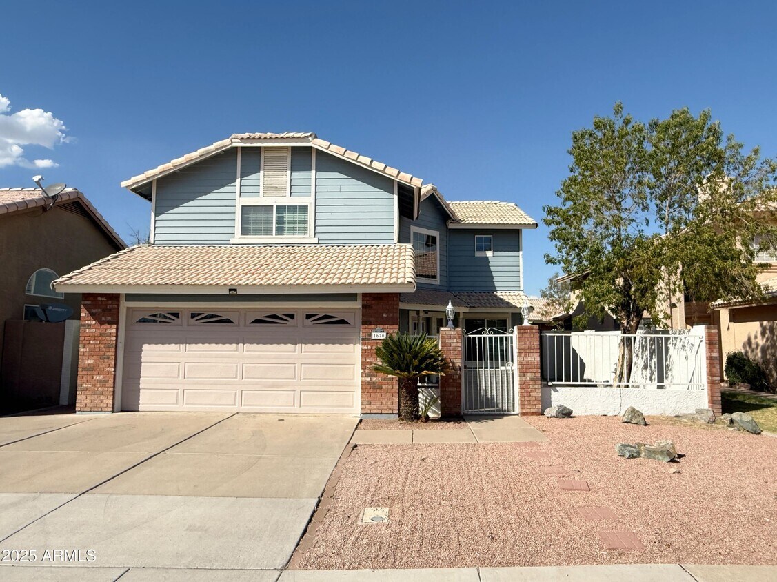 Foto principal - 1670 E Gary Dr