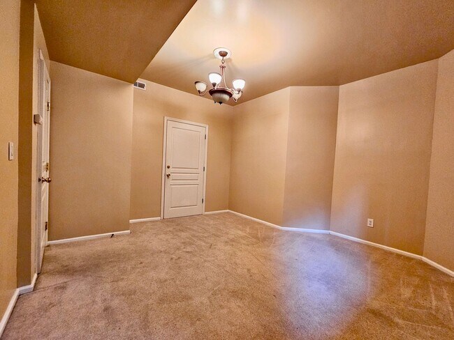 Building Photo - Beautiful 4-Bedroom End-Unit Townhome in Prime Bellevue Location