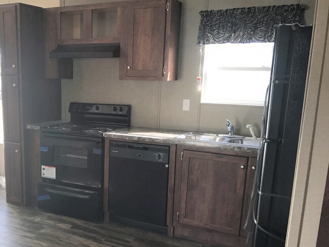 Flat Kitchen - 1515 Miller S Ave