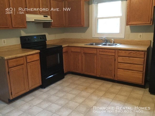 Foto del edificio - 3 Bd / 1 Bth / Spacious / Fenced in yard!