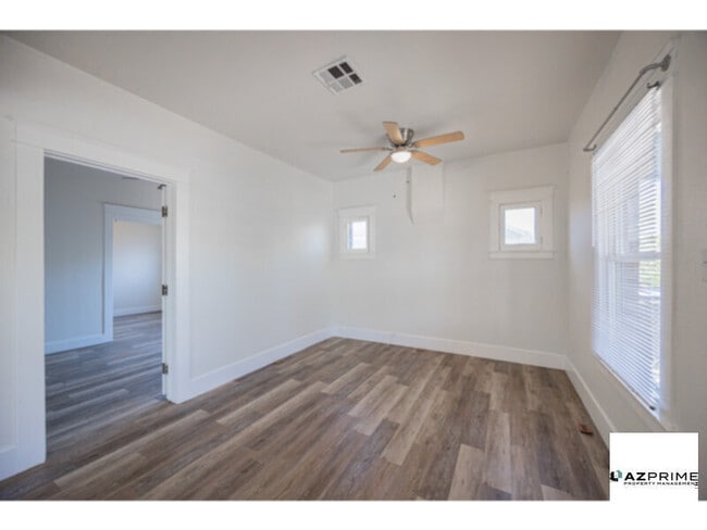 Building Photo - Radiating Warmth And Contemporary Charm, This Beautifully Remodeled 2/1 Home Offers Modern Comfort I