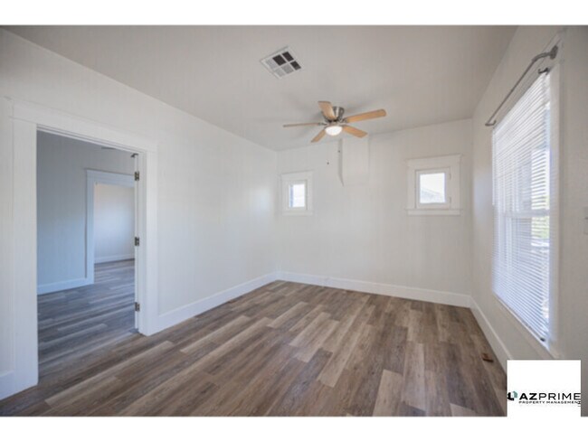 Foto del edificio - Radiating Warmth And Contemporary Charm, This Beautifully Remodeled 2/1 Home Offers Modern Comfort I