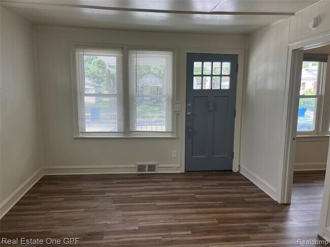 Foto del edificio - 8242 Maxwell Ave