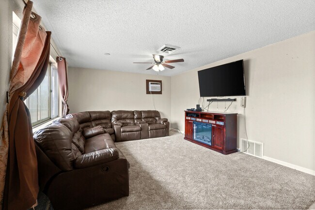 Foto del edificio - 427 Rosewood Drive Fountain, CO 80817