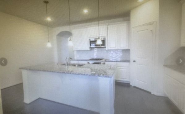 Foto del edificio - 18122 Glenlyon Dr