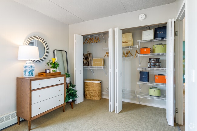 1 BR, 1 BA - A4, 550 SF - City Club Apartments Lafayette Park