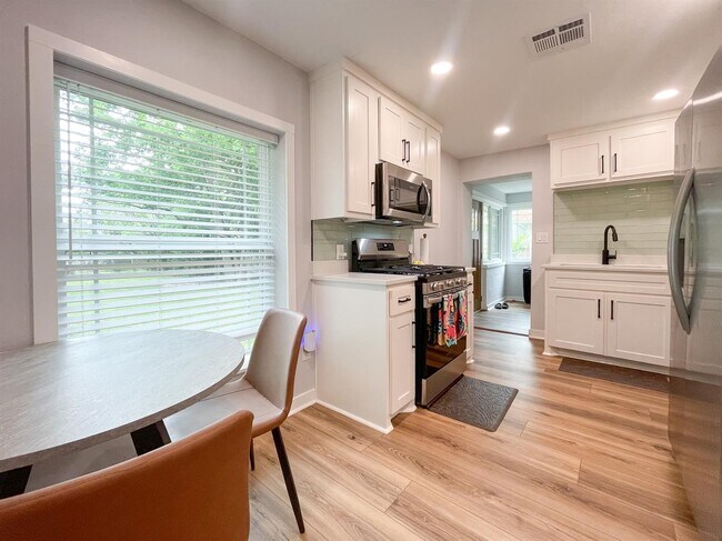 Foto del edificio - 3010 Cole Ave