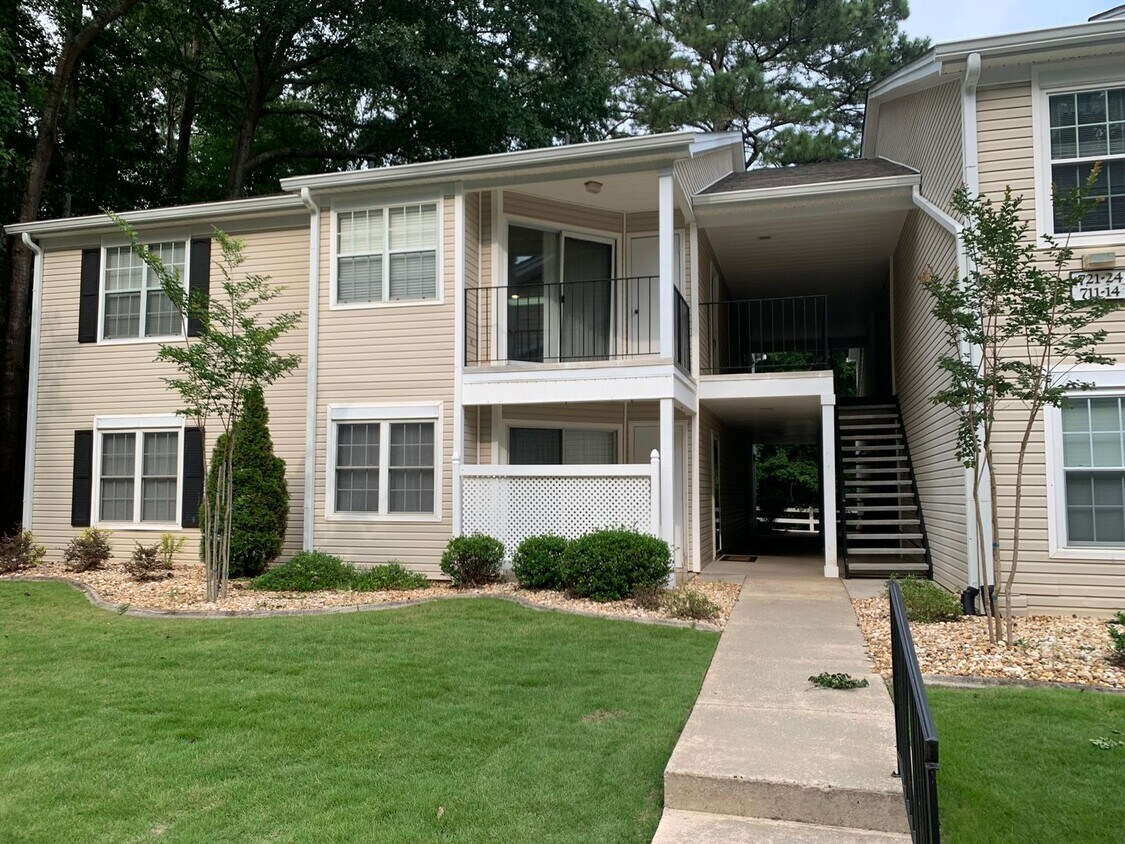 Primary Photo - 712 Ridgefield Dr: AVAILABLE NOW! Beautifu...