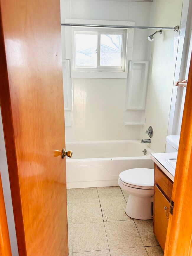 Bathroom - 1554 Coventry St