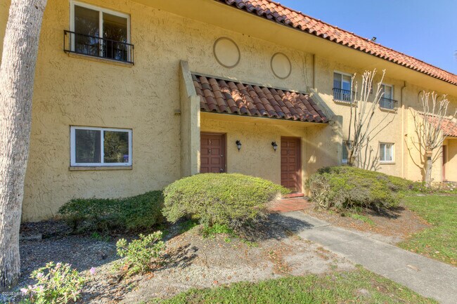 Building Photo - 6616 La Mirada Dr E