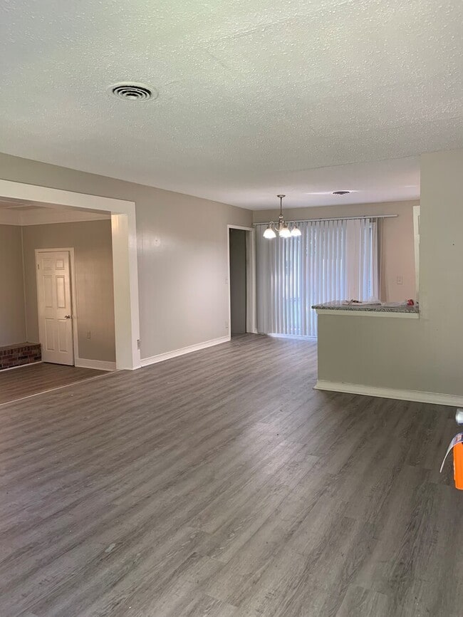 Building Photo - Charming Brick 3 Bedroom / 1.5 Bath Home in Hyde Park!