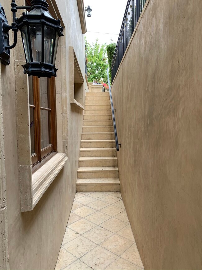 Building Photo - 264 S Rodeo Dr