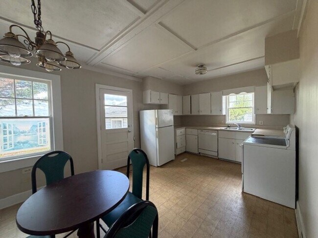 Foto del edificio - 2 bedroom, 1 bath House available NOW