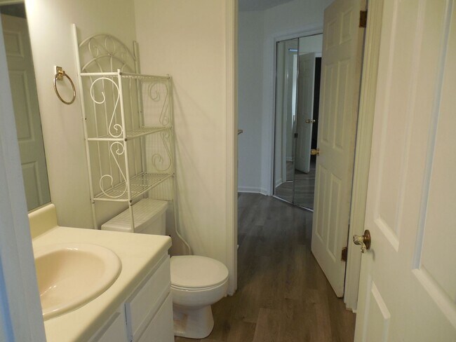 Foto del edificio - End Unit Condo Available now