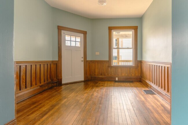 Foto del edificio - Stunning 2 bed, 1 bath, first floor apartment with views of Mill Run