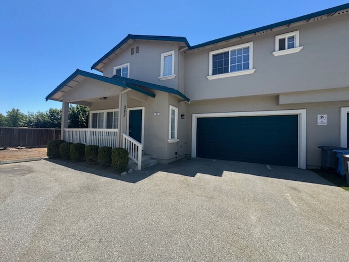 Foto principal - Newly Remodeled and Spacious 4 Bedroom Tow...