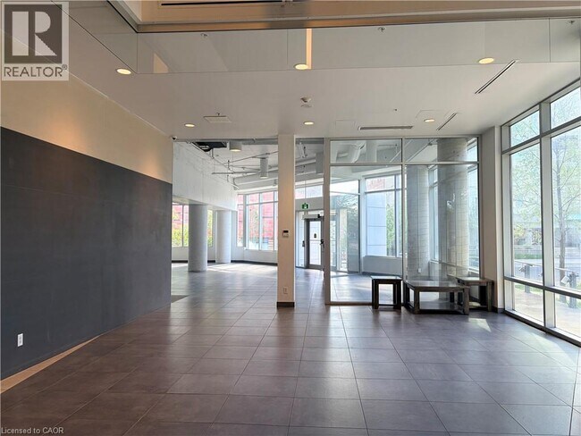 Photo du bâtiment - 158 King St N