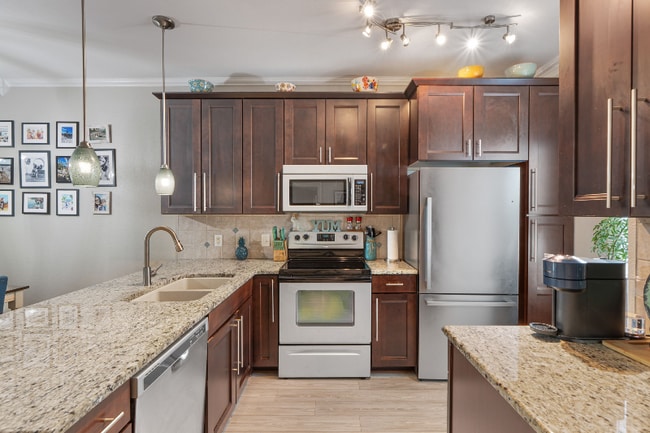 Building Photo - 2711 Bay Club Dr