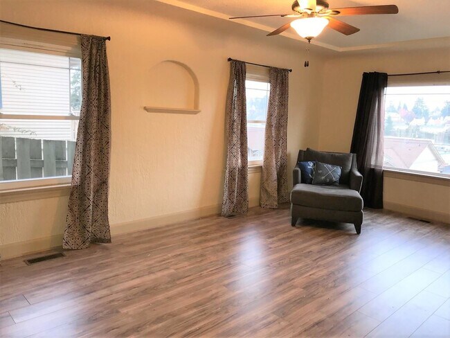 Building Photo - 5 br, 2 bath House - 301 N. Wycoff Ave