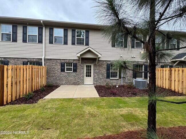 Building Photo - 153 Lark Dr