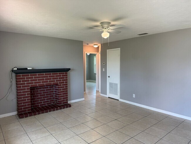 Building Photo - 3 Bedroom 2 Bath Single Family Home