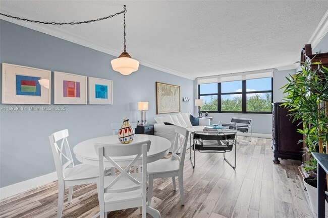 Foto del edificio - 1401 N Riverside Dr