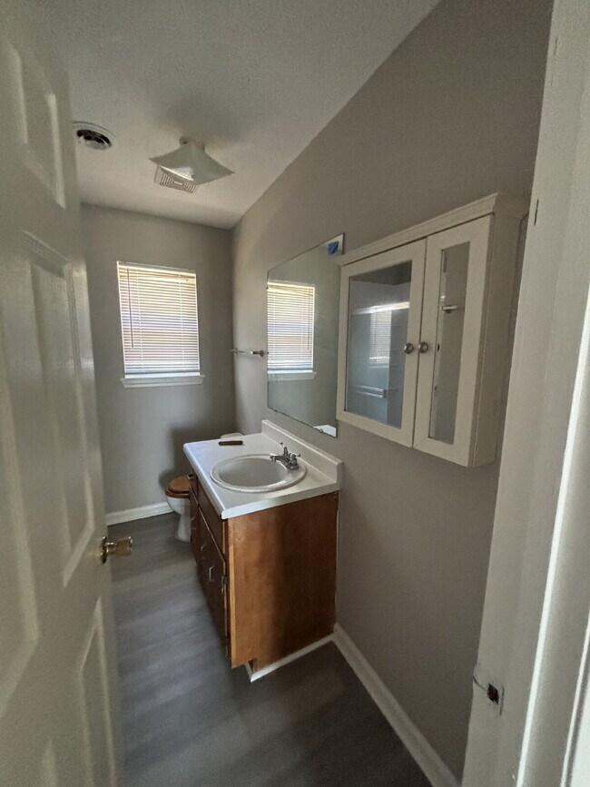 Building Photo - "Charming 3-Bedroom Home with Cozy 987 Sq Ft Living Space in Oak Grove!"