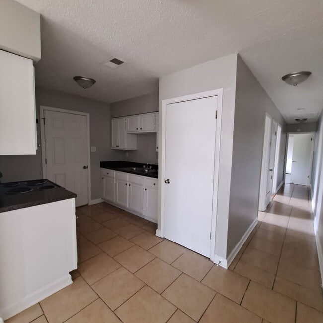 Building Photo - This 2BR/1BA includes a nice-sized living area, an ample kitchen, a fenced-in
