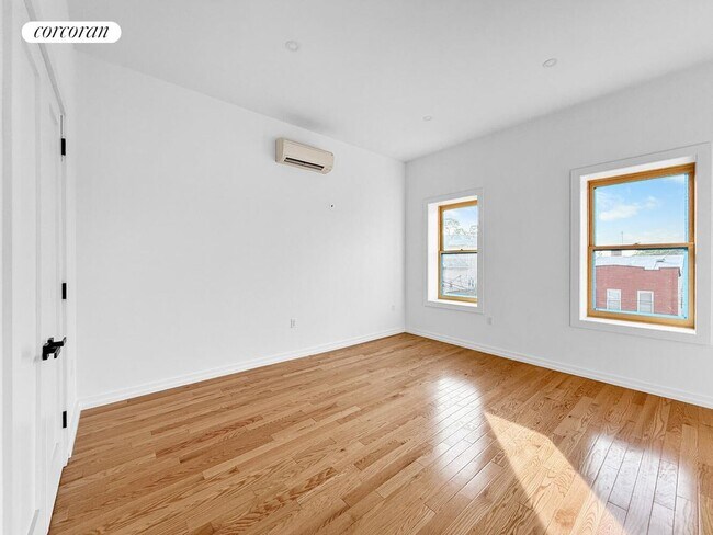 Foto del edificio - 65-50 Grand Ave