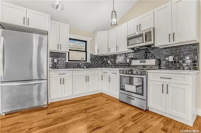 Building Photo - 21014 Hollis Ave