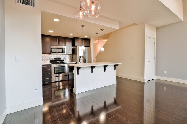 Foto del edificio - LUXURIOUSLY APPOINTED 3 BEDROOM / 3 BATH CONDO IN DOWNTOWN SJ