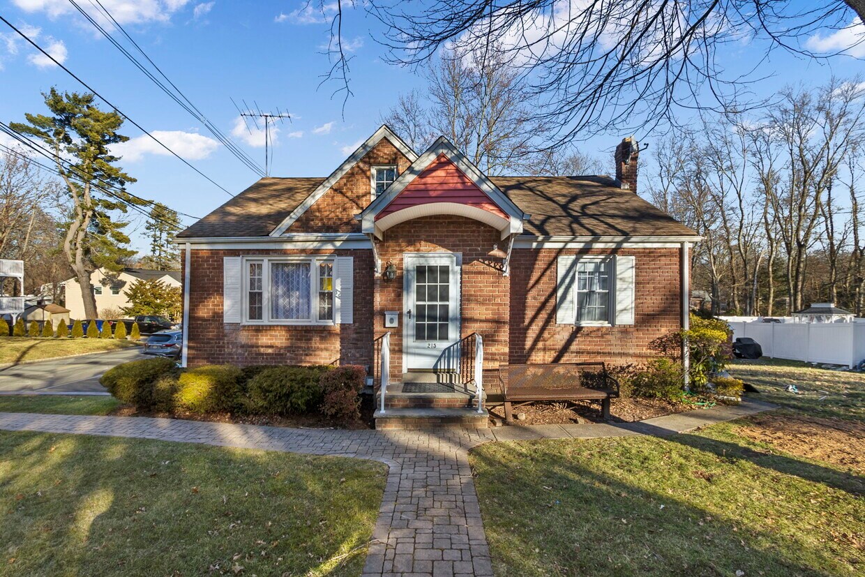 Front - 215 Greenwood Ave