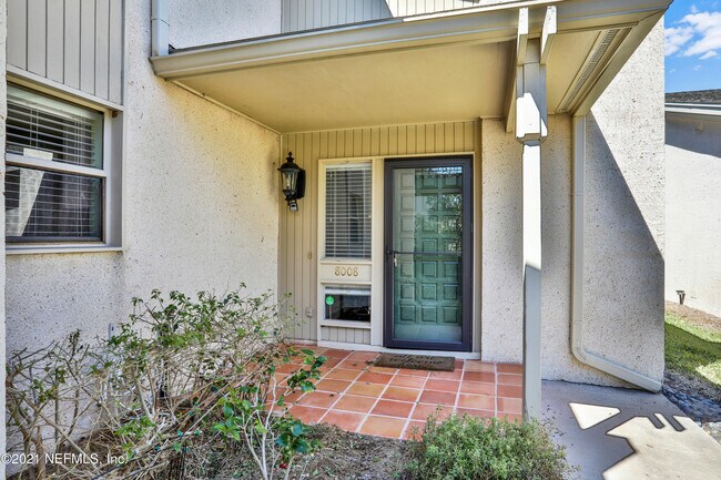 Foto del edificio - 8008 Hollyridge Rd