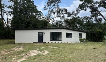 Building Photo - 700 Apache St