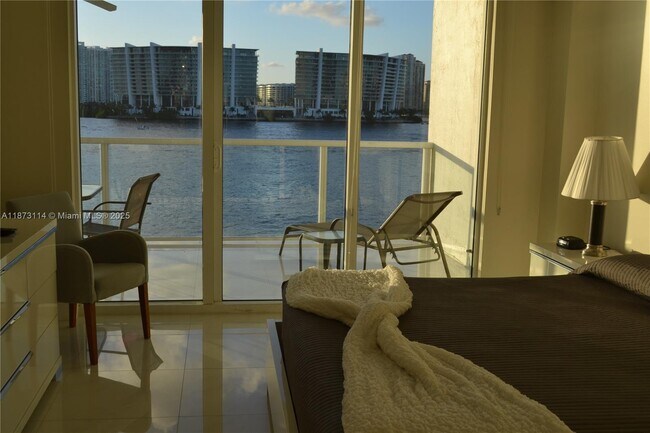 Foto del edificio - 18100 N Bay Rd