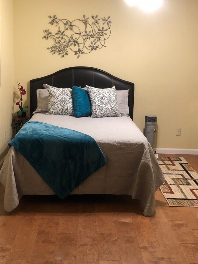 Bedroom area - 527 Ridge Ave