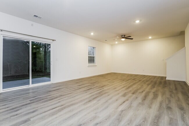 Building Photo - 221 Paisley Wy