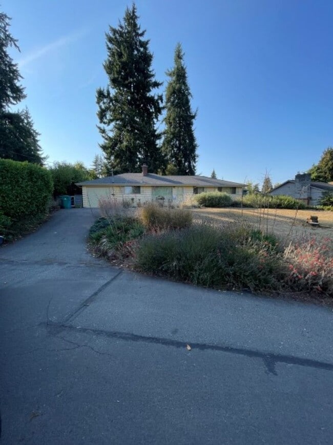 Building Photo - 3Bd/1.75Ba Shoreline House